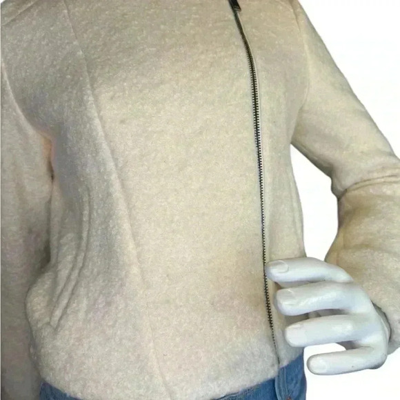 Banana Republic woman’s jacket/blacer, wool material size 6 in ivory color. - Picture 3 of 14